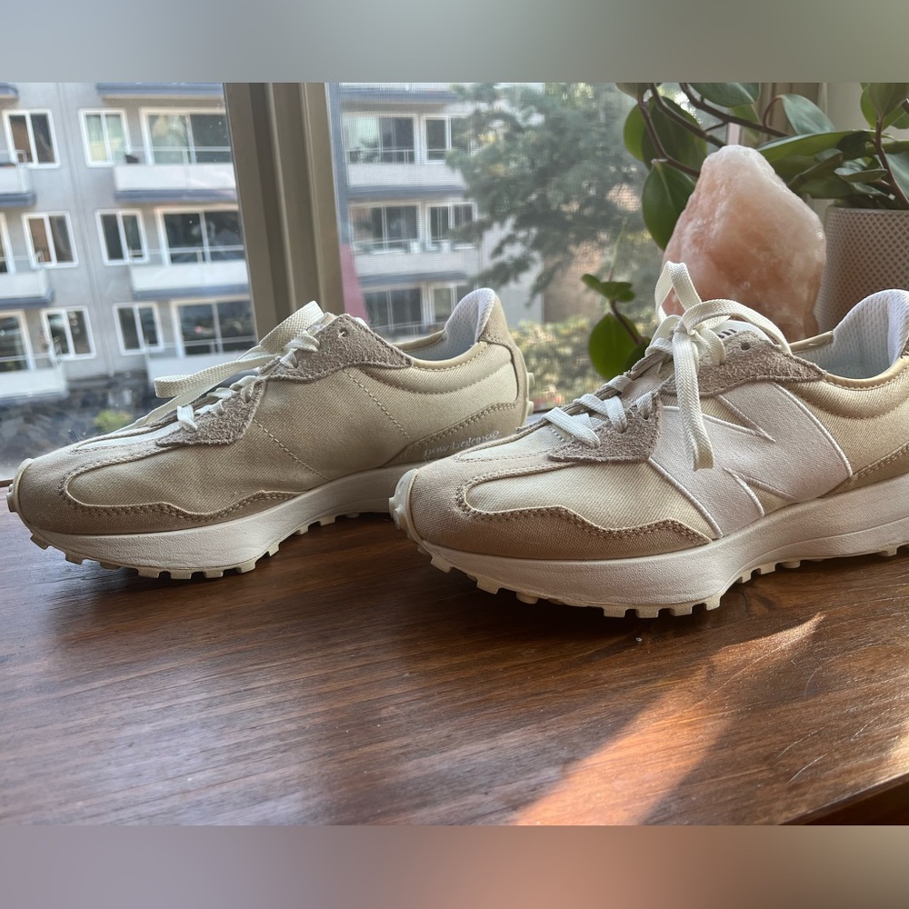 New Balance 327 in Khaki